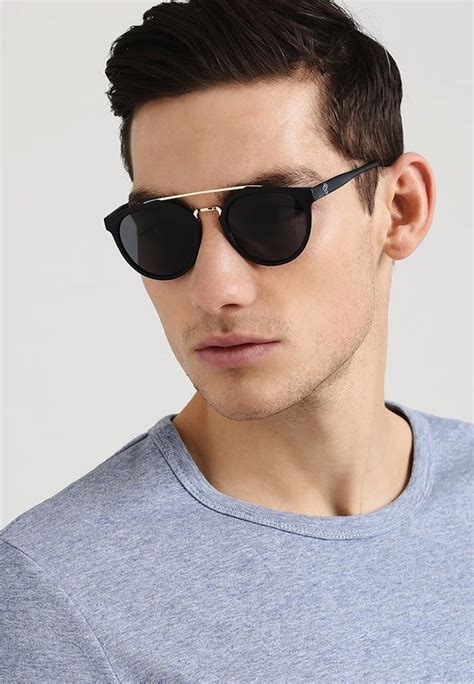 Lunettes de soleil pour homme .